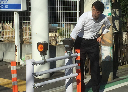 子どもたちの安全を守るため、通学路にガードレール新設と時間規制を導入。