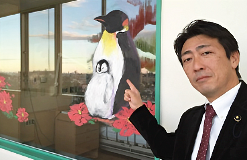 無菌室のガラス窓に描かれたペンギンの親子。上手いですよね！