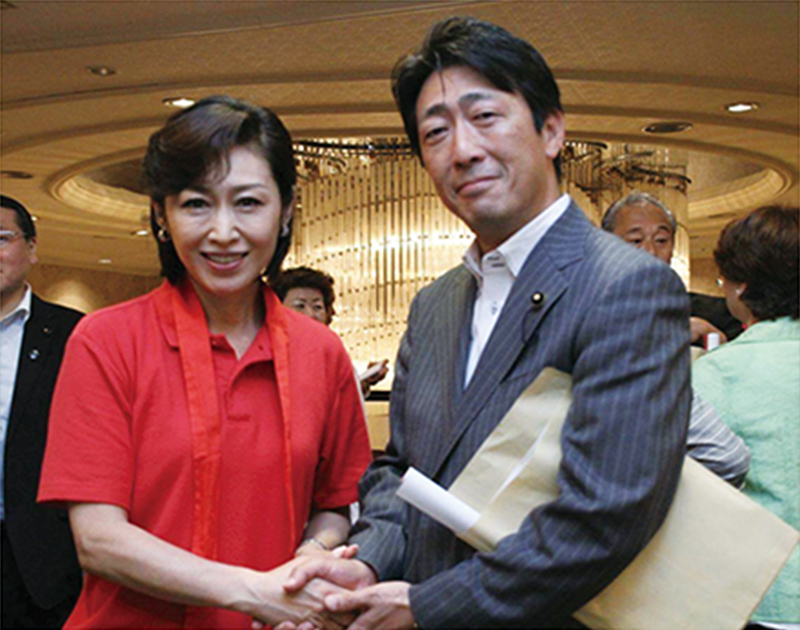 出陣式でガッチリ握手。