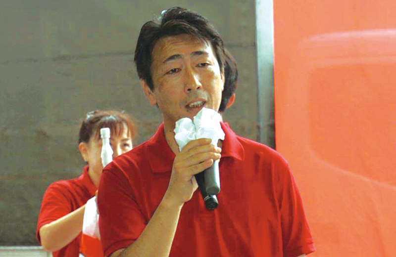 緑区の補選では、連日マイクを片手に街頭演説。