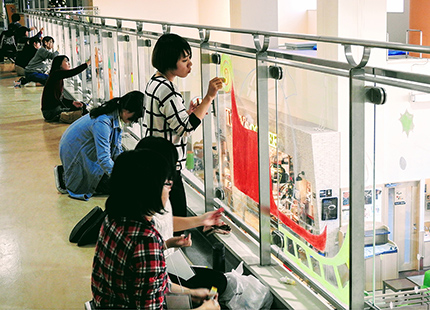 県立こども医療センターのガラスに、学生さんたちとイラストを作成。