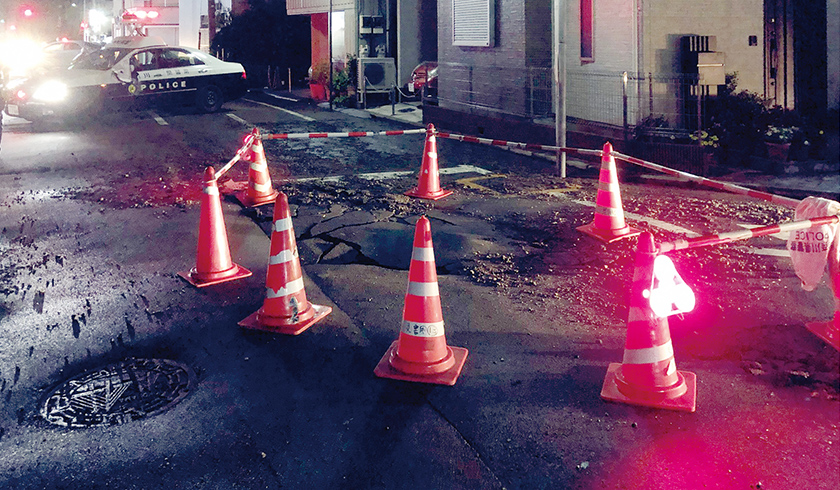 豪雨による増水で歪んでしまった道路(蒔田町)