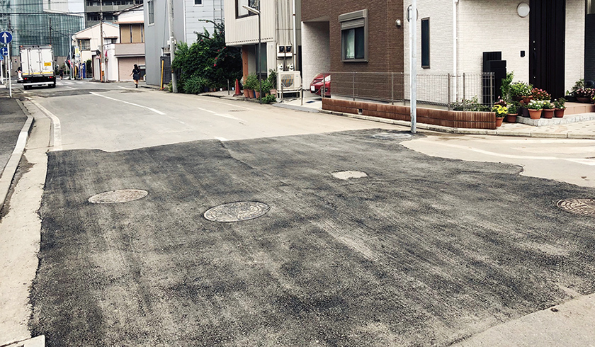 災防協所属の企業により翌朝にはきれいに仮設舗装が施されました