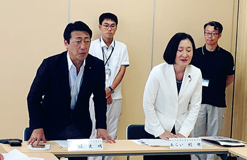 あらい絹世委員長と開会のご挨拶
