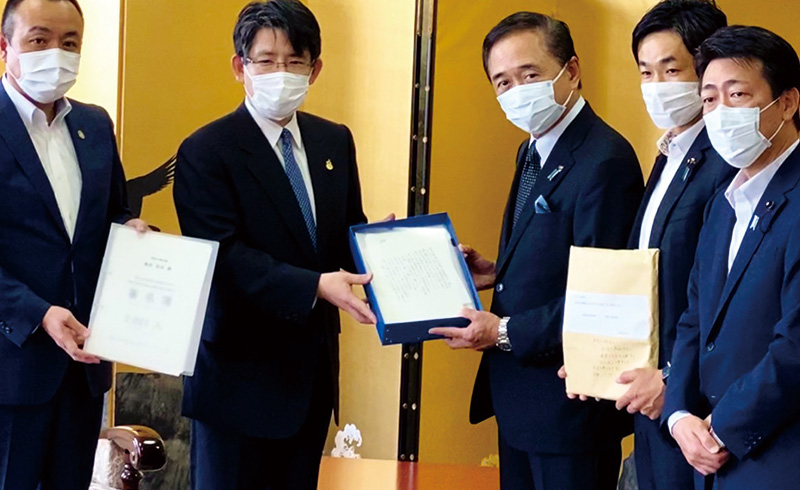 黒岩知事に県内の高校球児からの嘆願書と署名提出
