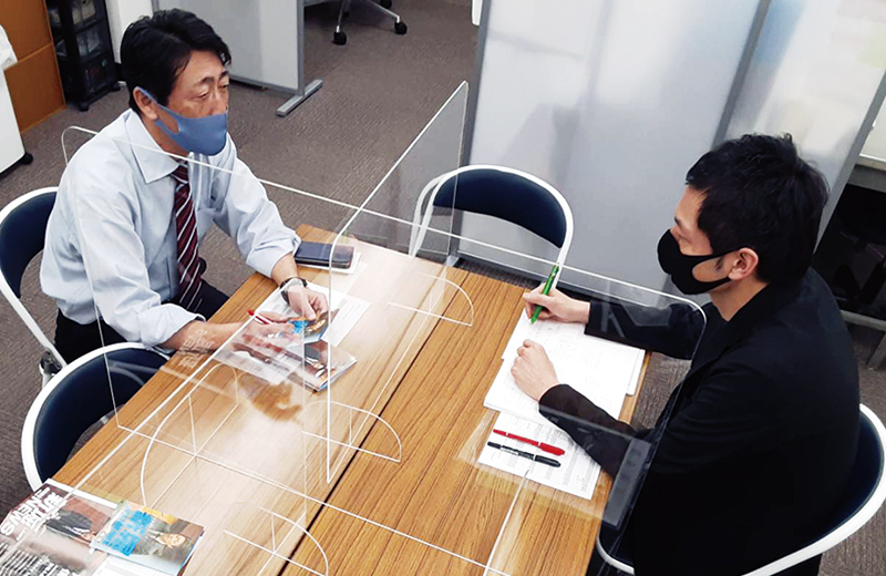 新堀事務所もアクリル板で感染防止対策を実施中