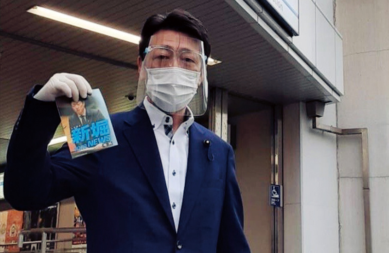 街頭活動では、フェイスシールドを着用
