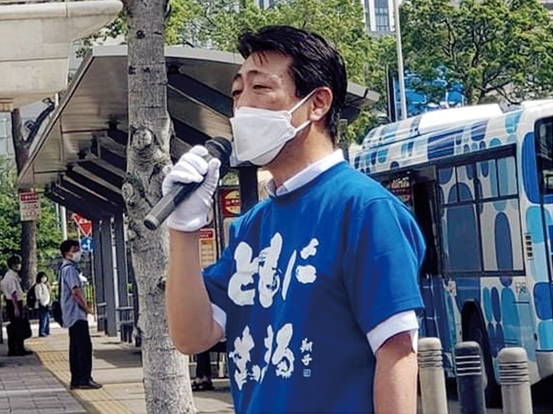 桜木町駅で共生社会啓発のためのビラ配り・街頭演説に参加