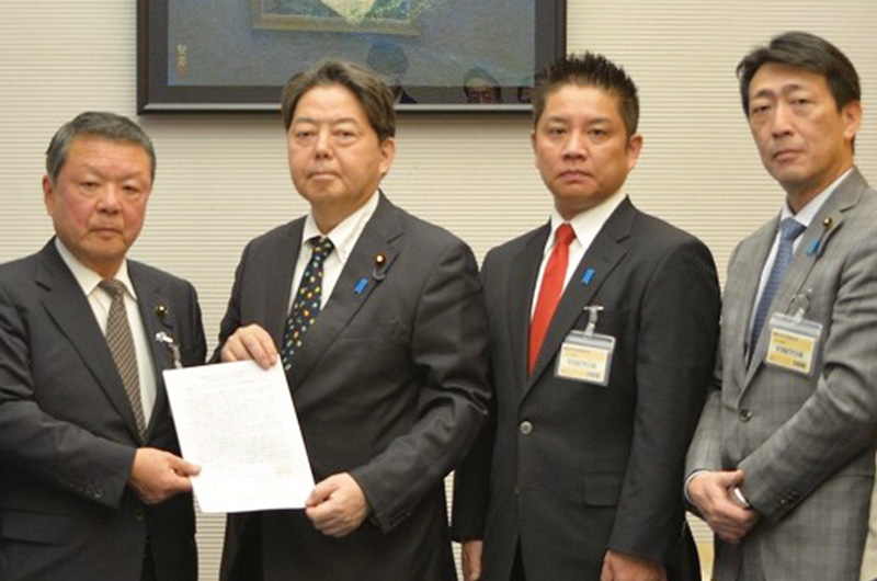 拉致議連の事務局長として、林官房長官に要望書を提出しました。