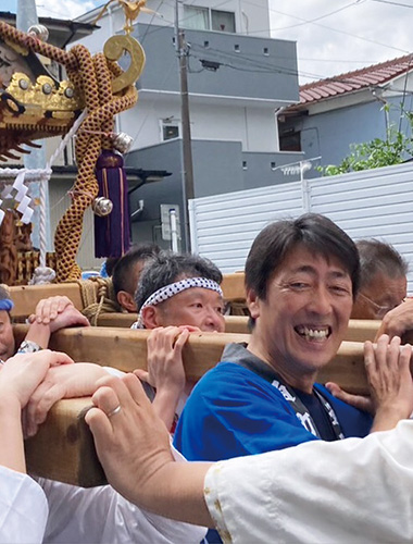 地元のお祭りでは7年振りに神輿を担ぎました。言うまでもなく身体はボロボロ。次回からは遠慮します。