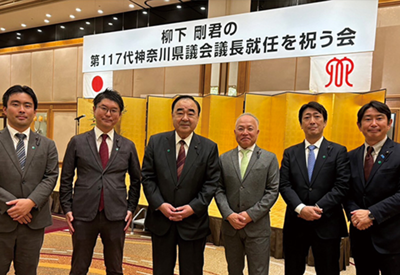柳下議長の祝賀会、議長と杉本団長を中心に副団長4人の記念撮影