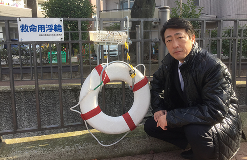 大岡川親水施設の救命用浮輪
