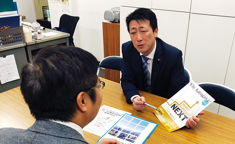 都内の企業経営者に神奈川の企業誘致施策を説明中