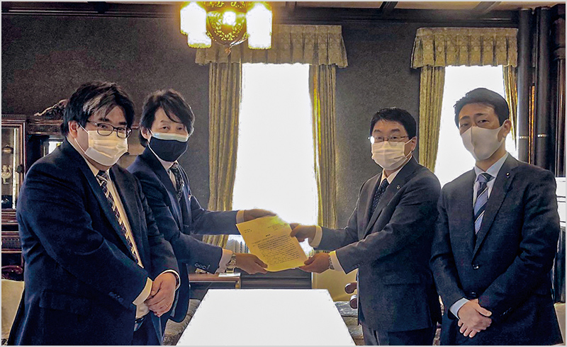 東日本おしぼり協同組合さんの要望書を平井副知事に提出しました