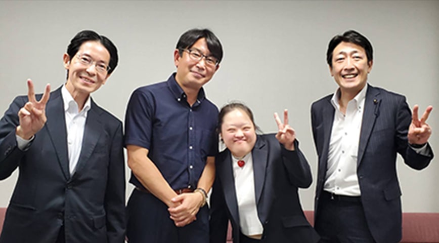 「ともに生きる社会」の実現を目指して！議会を訪問された書家の金澤翔子さんと記念撮影。